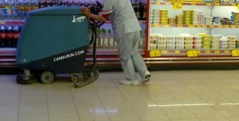 Limpiando supermercado en Zaragoza